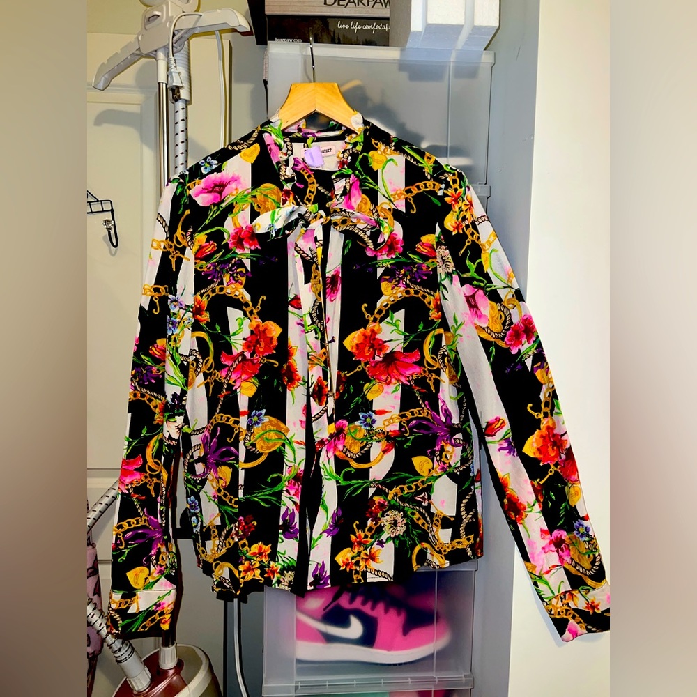 Juicy Couture Trellis Print Floral and Chain Print Blouse size: 4 100% silk.